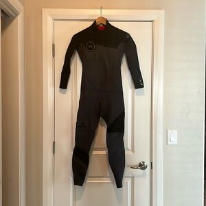 Quicksilver Women’s wetsuit size 12B.
